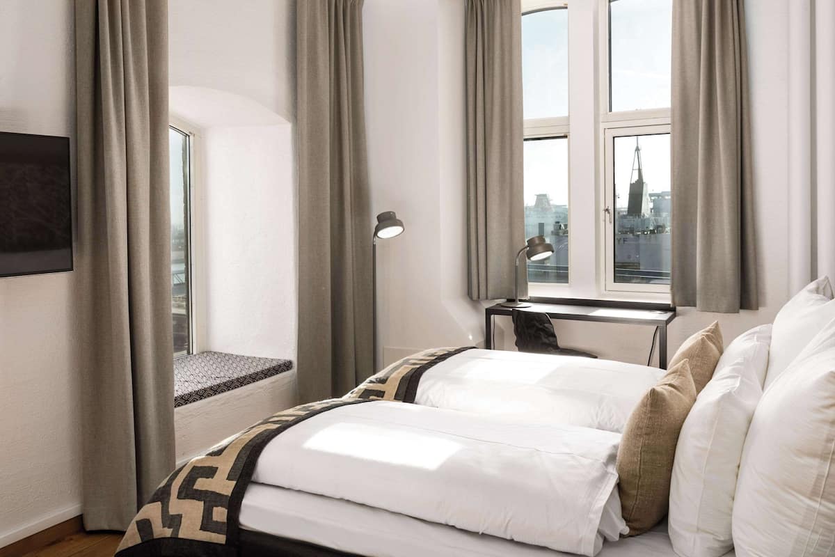 deluxe room, 1 king bed, non smoking | desk, blackout curtains, soundproofing, iron/ironing board