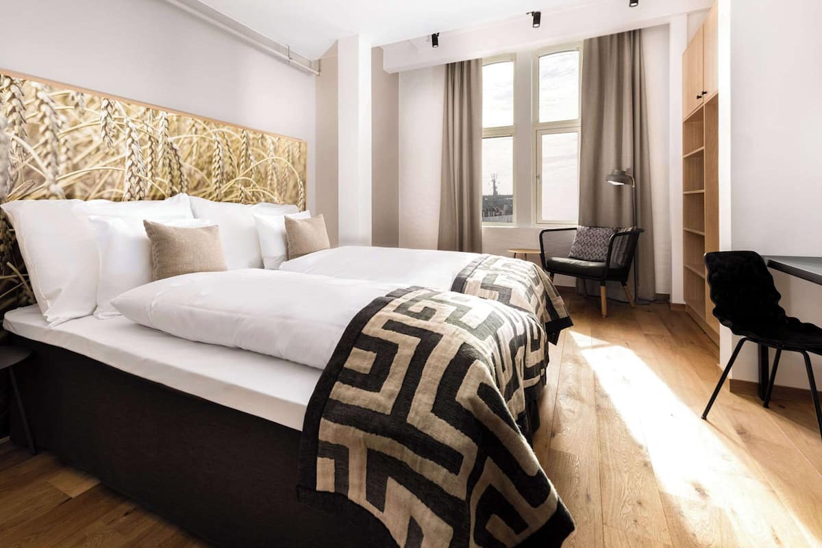 deluxe room, 1 king bed, non smoking | desk, blackout curtains, soundproofing, iron/ironing board