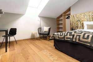 Quarto standard, 1 cama de casal, para não fumantes (No View ) | Escrivaninha, cortinas blackout, quartos à prova de som