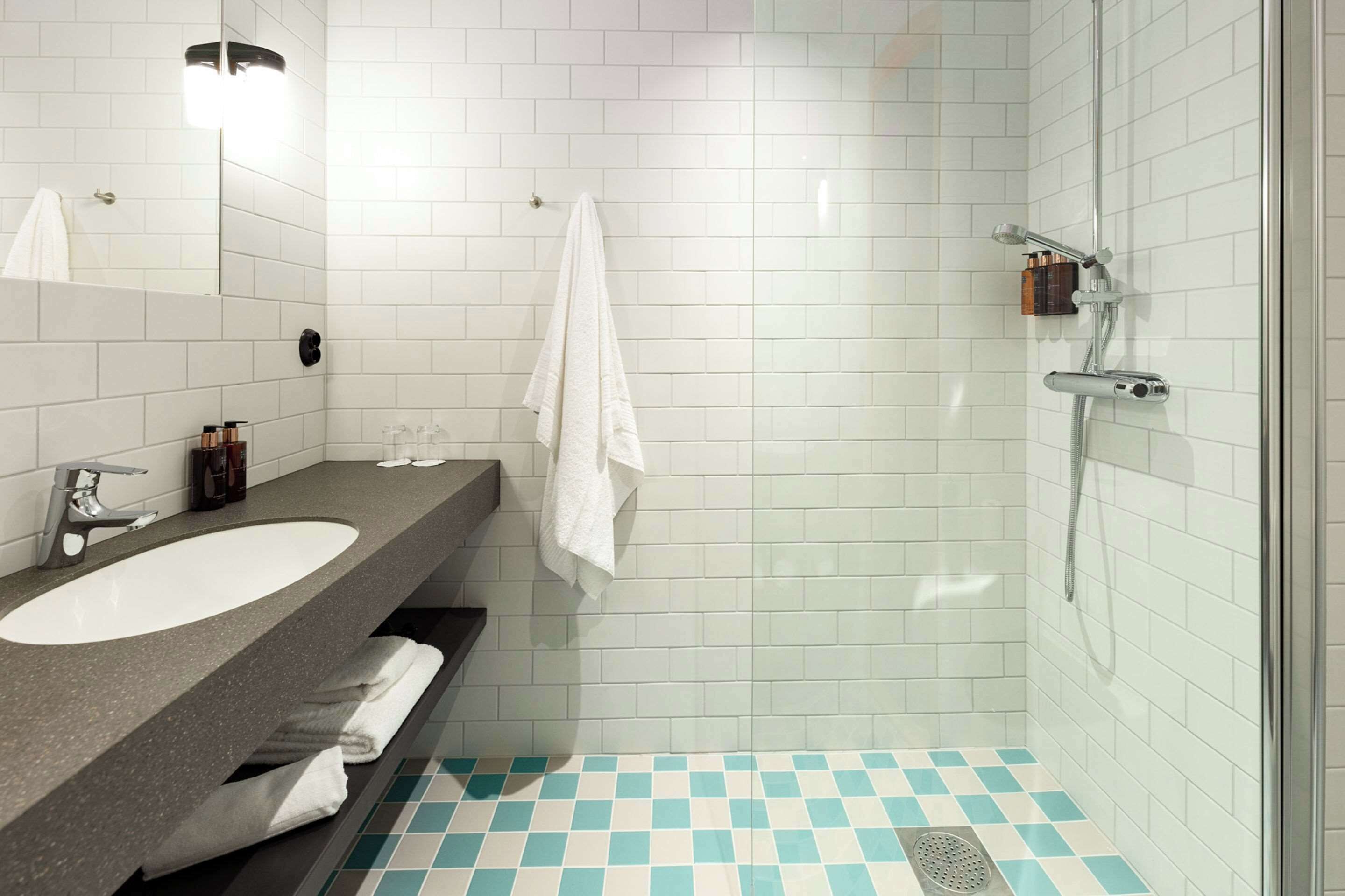 standard room, 1 double bed, non smoking (no view ) | bathroom | shower, hair dryer, towels