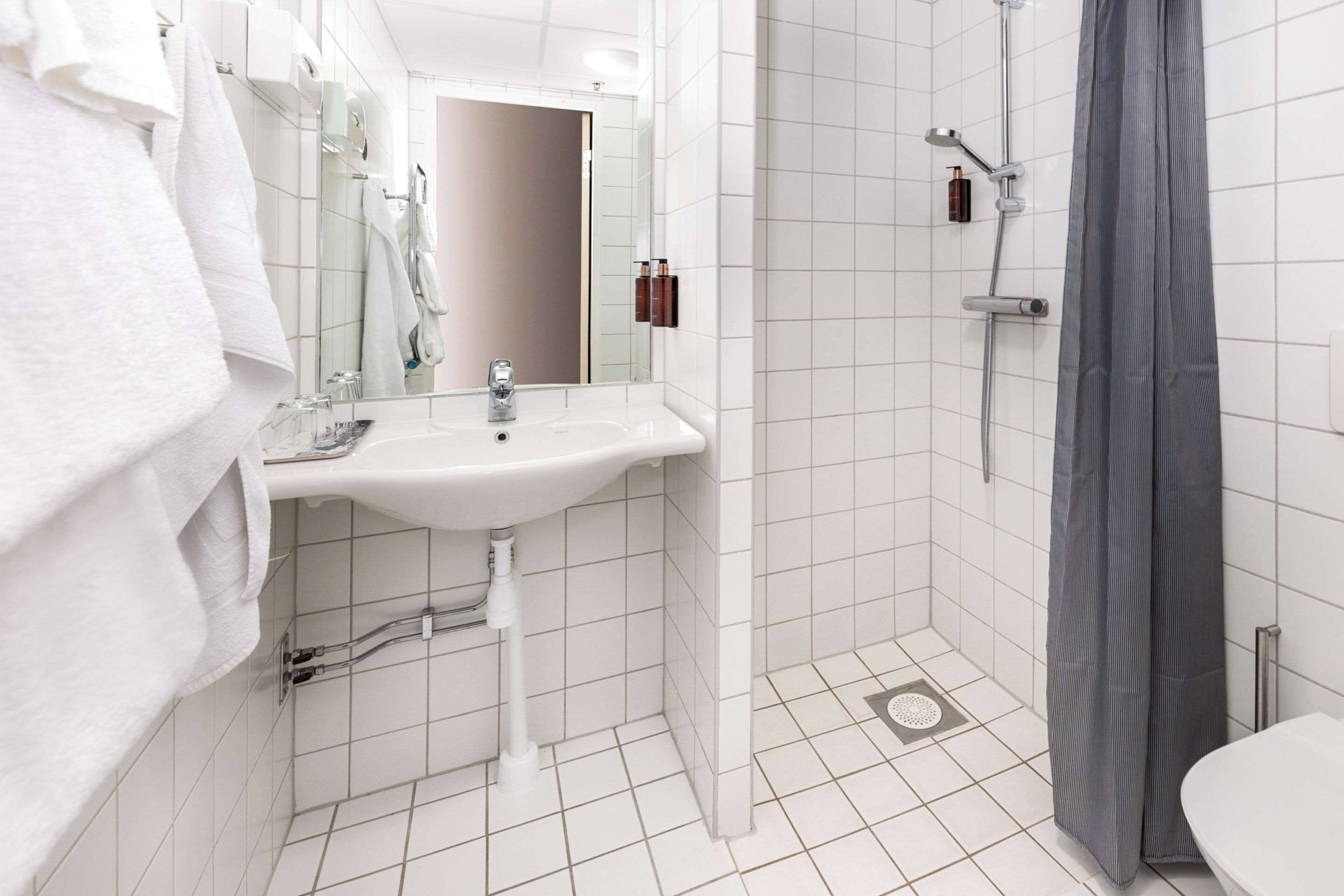 standard room, non smoking | bathroom | shower, hair dryer, towels