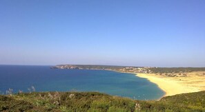 Una playa cerca, arena blanca, toallas de playa