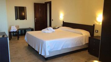 Standard-Doppelzimmer, Terrasse, Meerseite | Minibar, Zimmersafe, Schreibtisch