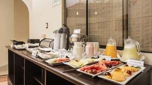 Free daily continental breakfast  - Hotel Ferre De Ville (Lima)