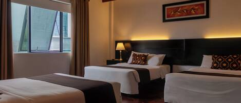 Trippelrum | Minibar, värdeförvaringsskåp på rummet och arbetsyta för laptop