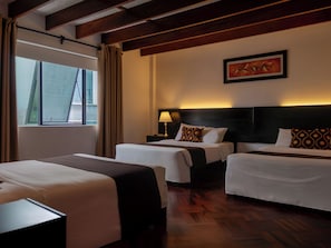 Habitación triple | Minibar, caja fuerte, espacio para trabajar con un portátil