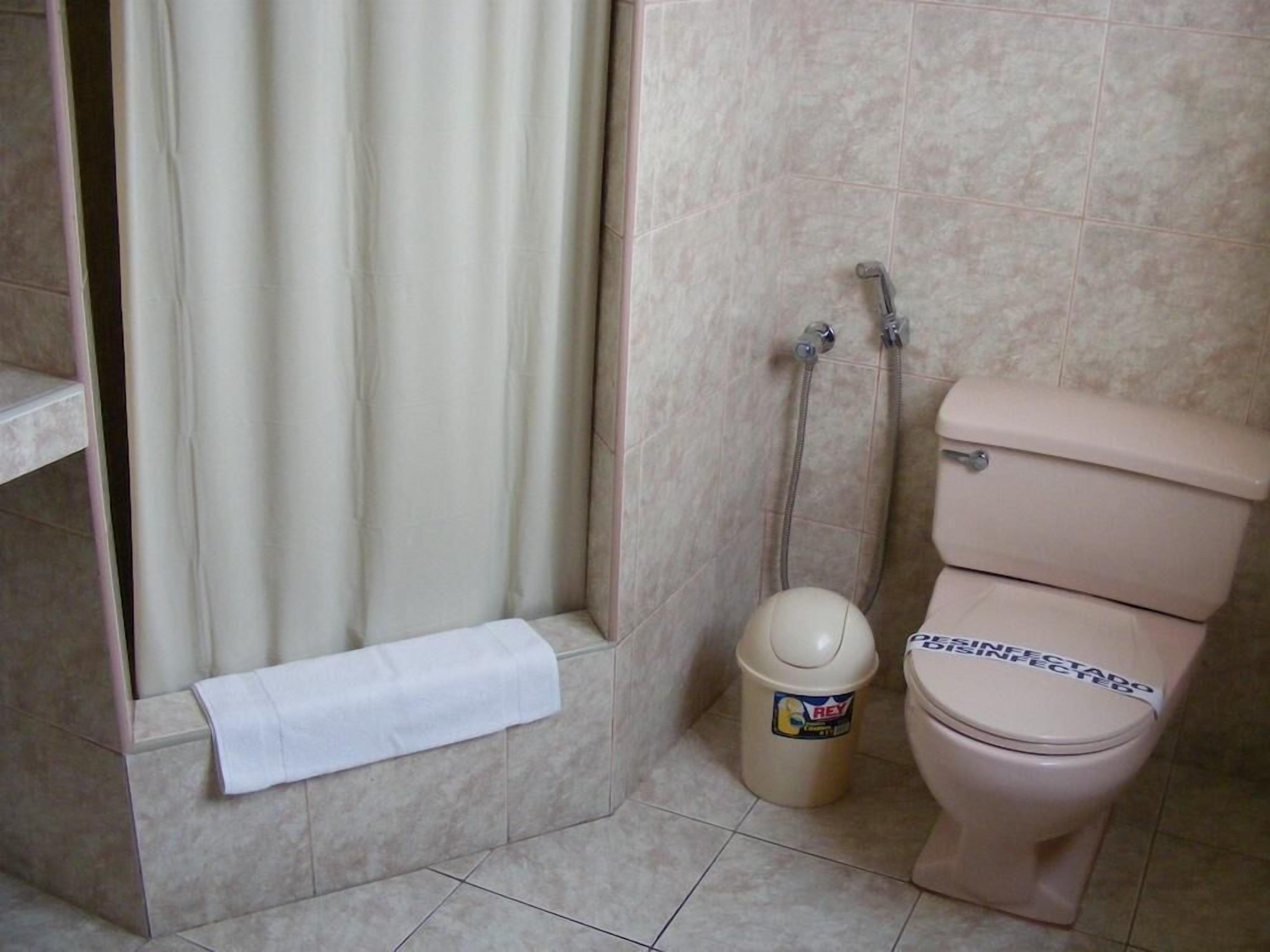 Douche, articles de toilette gratuits, sèche-cheveux