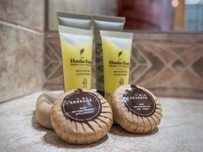 Shower, free toiletries, hair dryer, towels - Hotel Ferre De Ville (Lima)