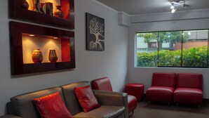26-inch LCD TV with cable channels, TV - Hotel Ferre De Ville (Lima)