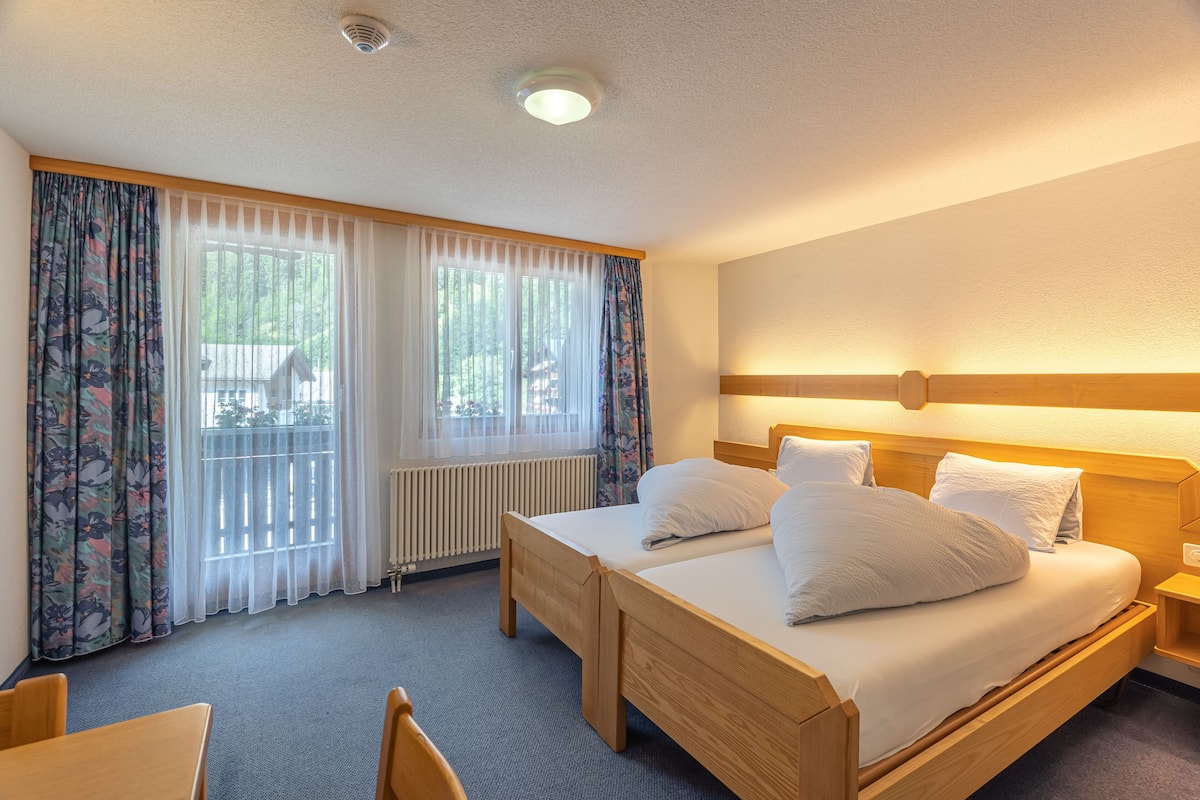 double room | 1 bedroom, in-room safe, desk, soundproofing