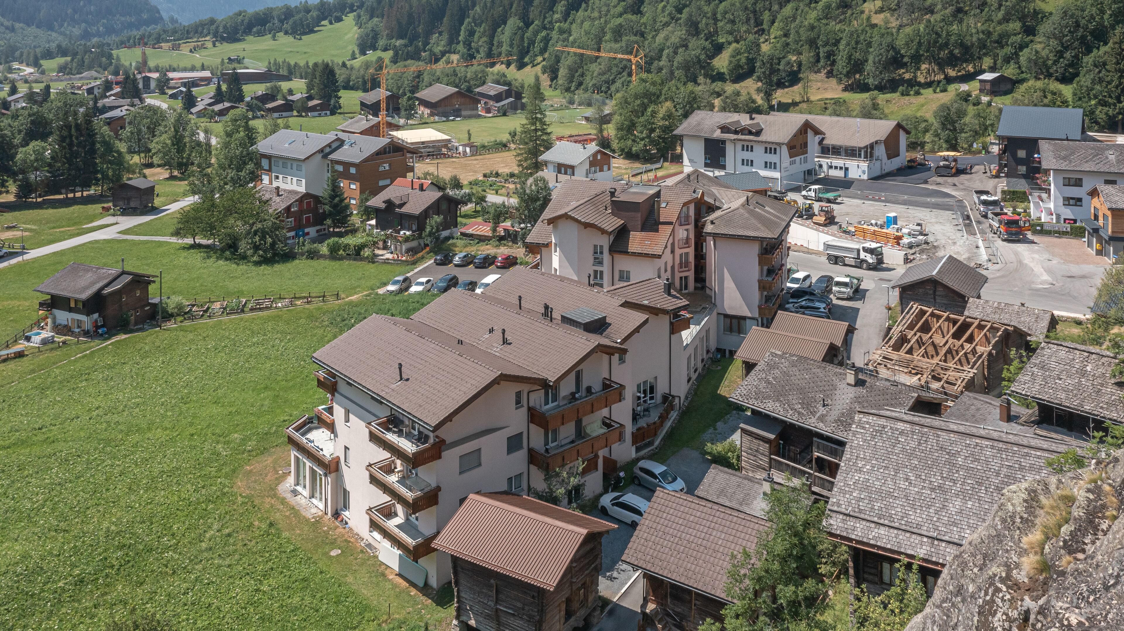 Ein Wohngebiet mit mehrgeschossigen Gebäuden, einige davon mit Balkonen, und einer Mischung aus moderner und traditioneller Architektur.