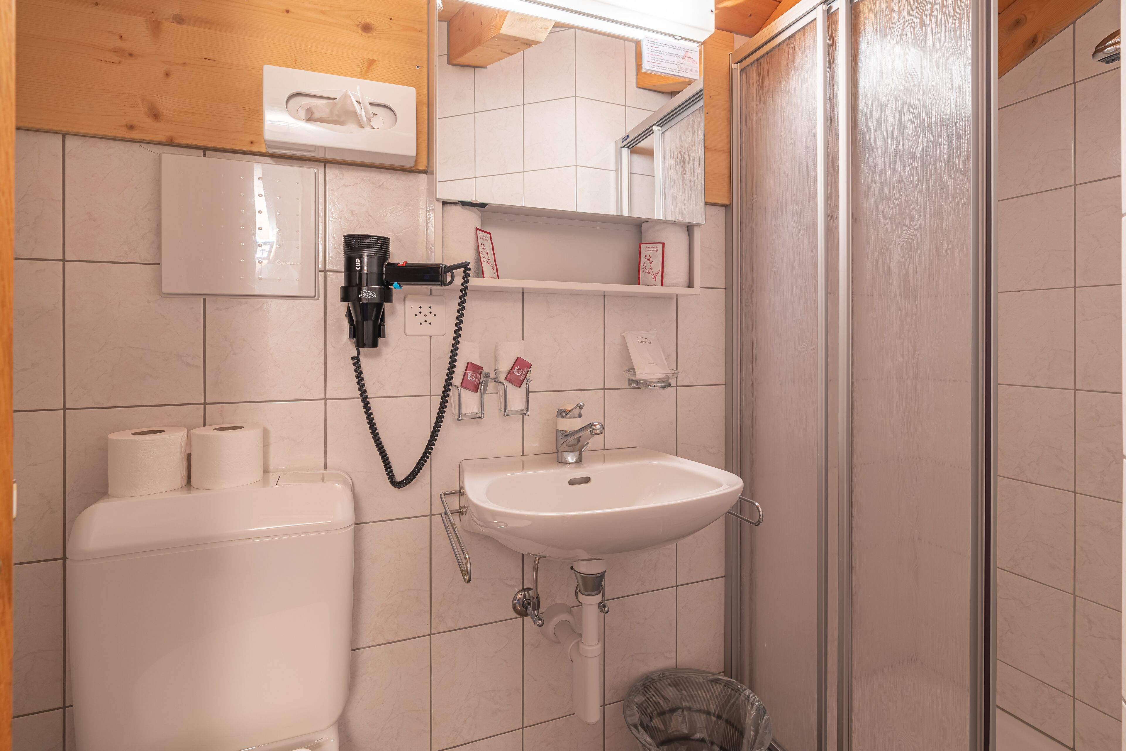 single room | bathroom shower