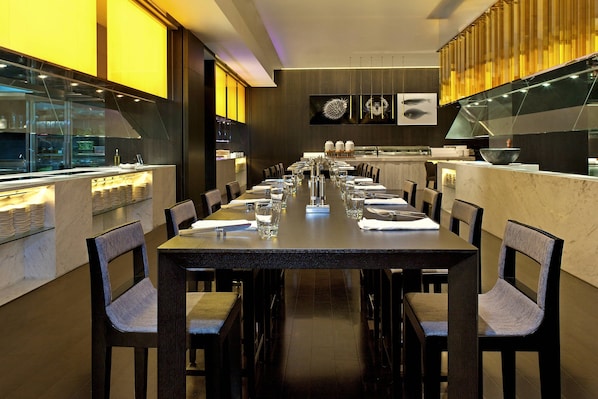 2 restaurants, breakfast, lunch, dinner served; international cuisine