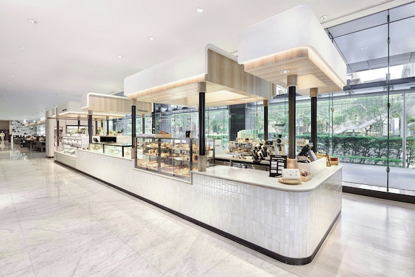 2 restaurants, breakfast, lunch, dinner served; international cuisine