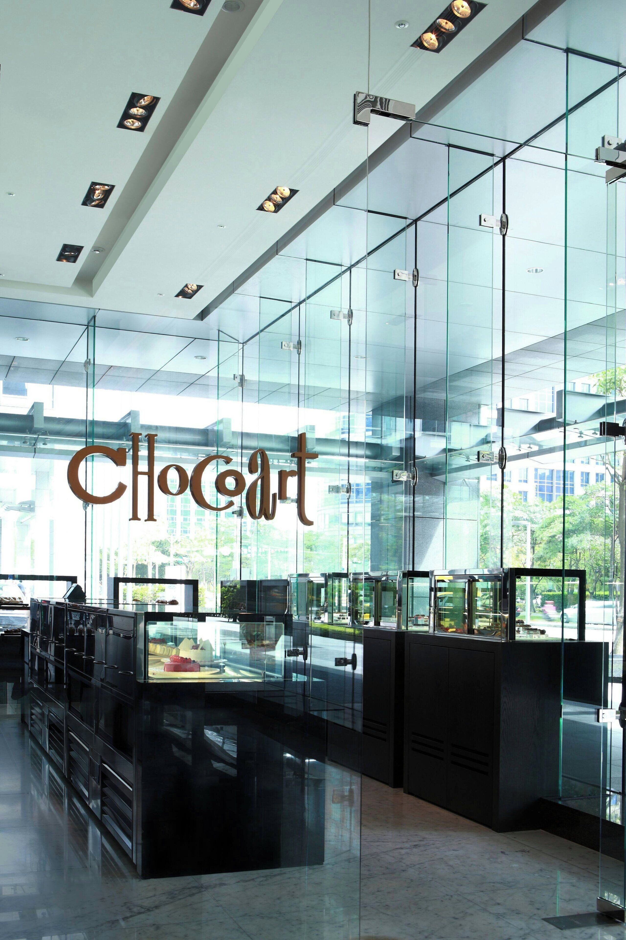 2 restaurants, breakfast, lunch, dinner served; international cuisine