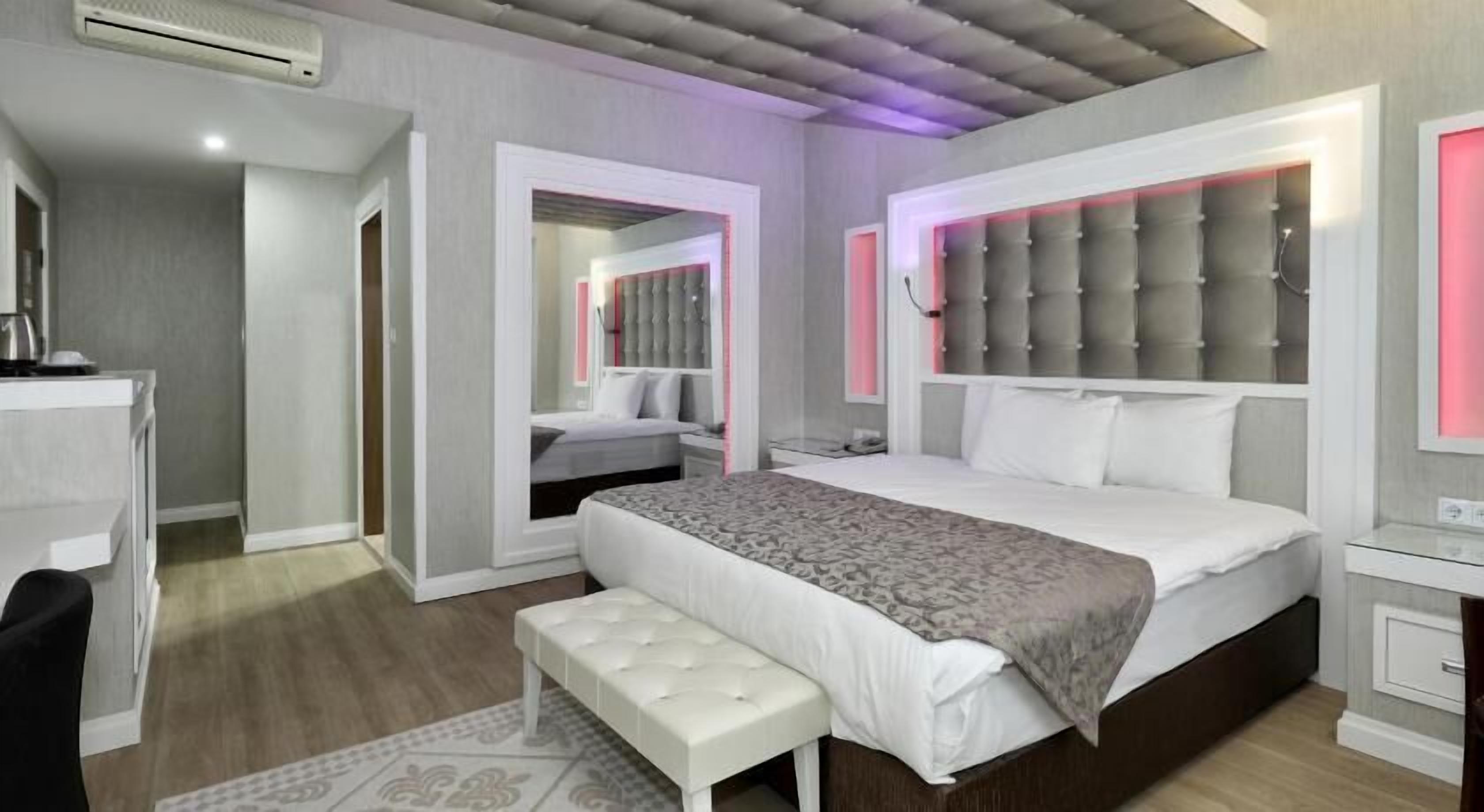 Minibar, safe på rommet, skrivebord og lydisolert