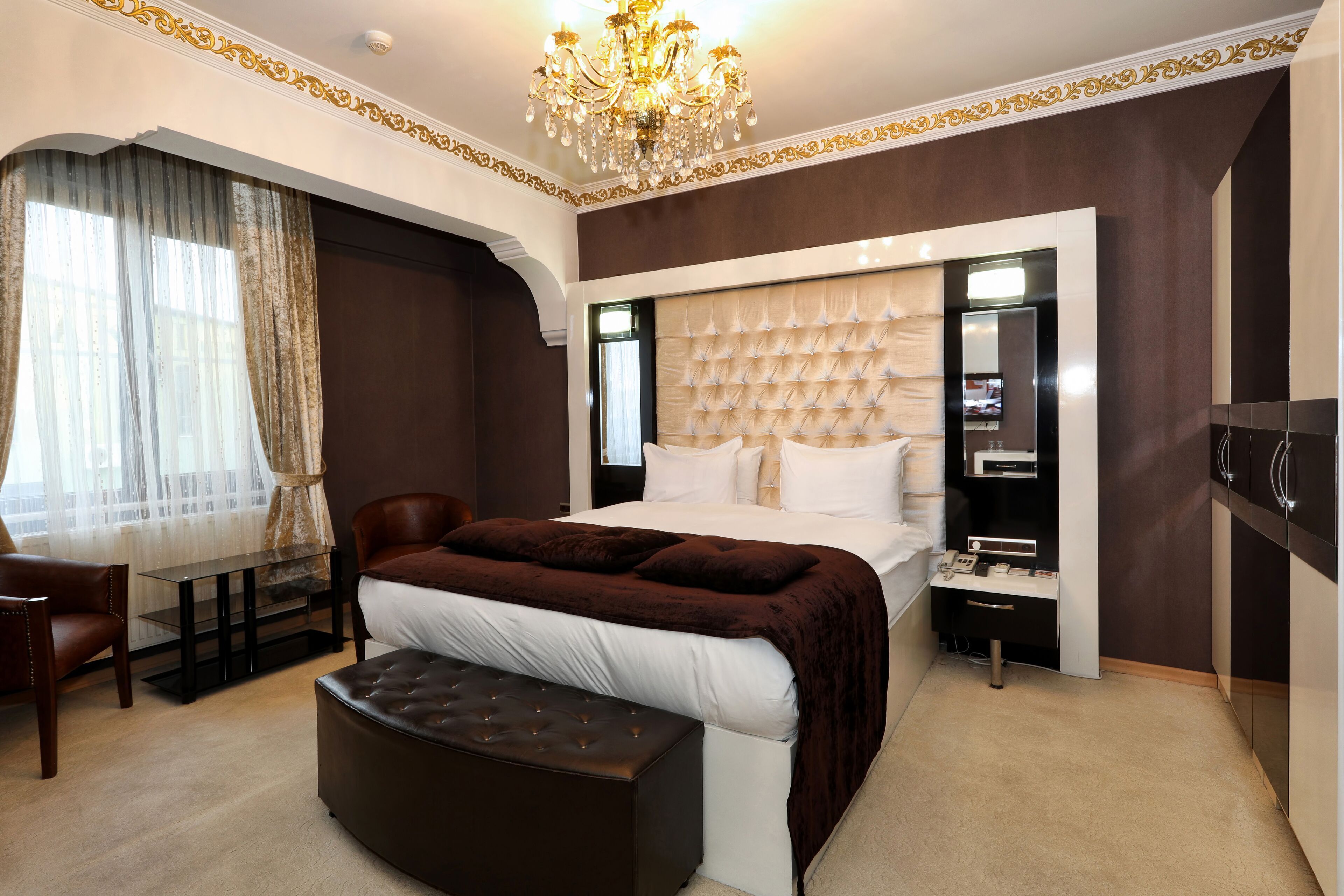 Minibar, safe på rommet, skrivebord og lydisolert