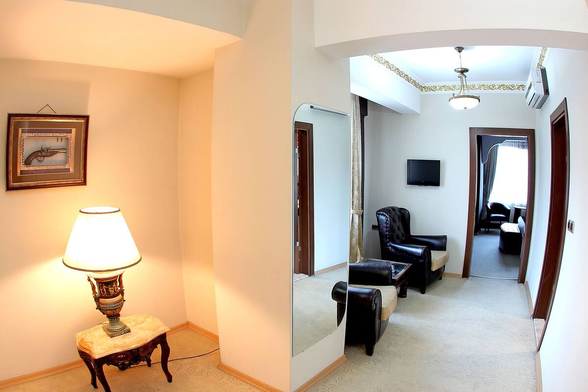 suite, 1 bedroom | minibar, in-room safe, desk, soundproofing