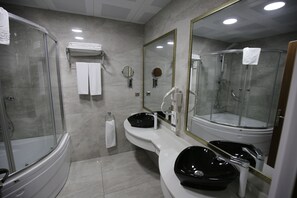 Habitación de luna de miel, 1 habitación, para no fumadores, baño privado | Baño | Amenidades de baño gratuitas, secadora de cabello, pantuflas, toallas 