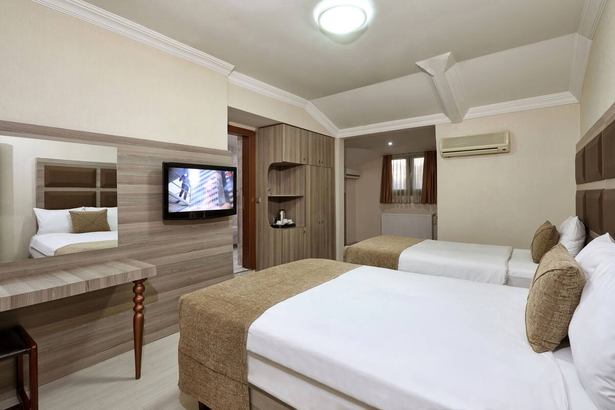 family room | minibar, in-room safe, desk, soundproofing