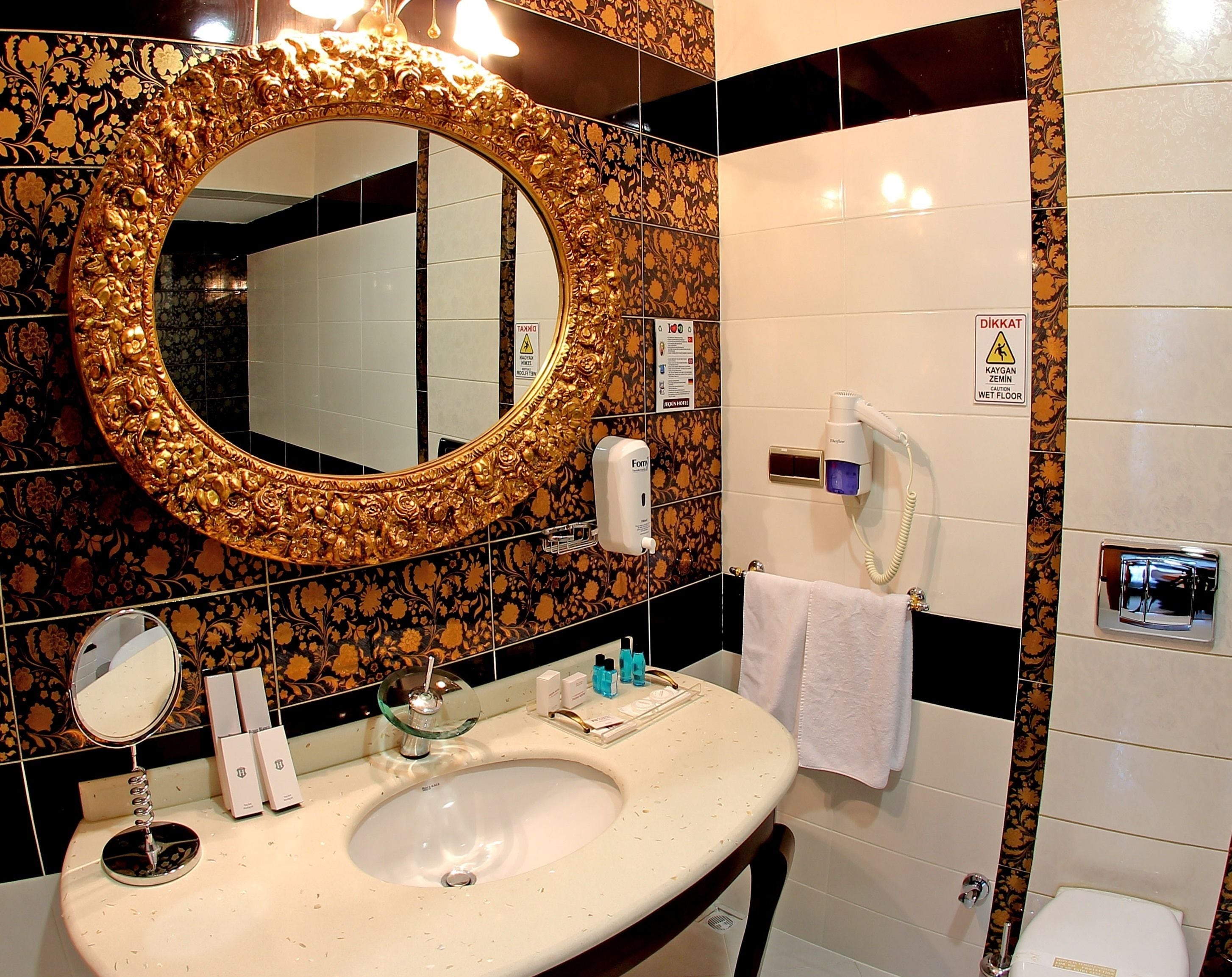 suite, 1 bedroom | bathroom | free toiletries, hair dryer, slippers, towels