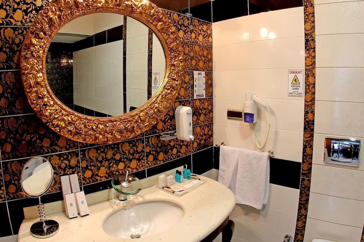 suite, 1 bedroom | bathroom | free toiletries, hair dryer, slippers, towels