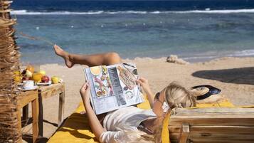 Plage privée, chaises longues, parasols, serviettes de plage