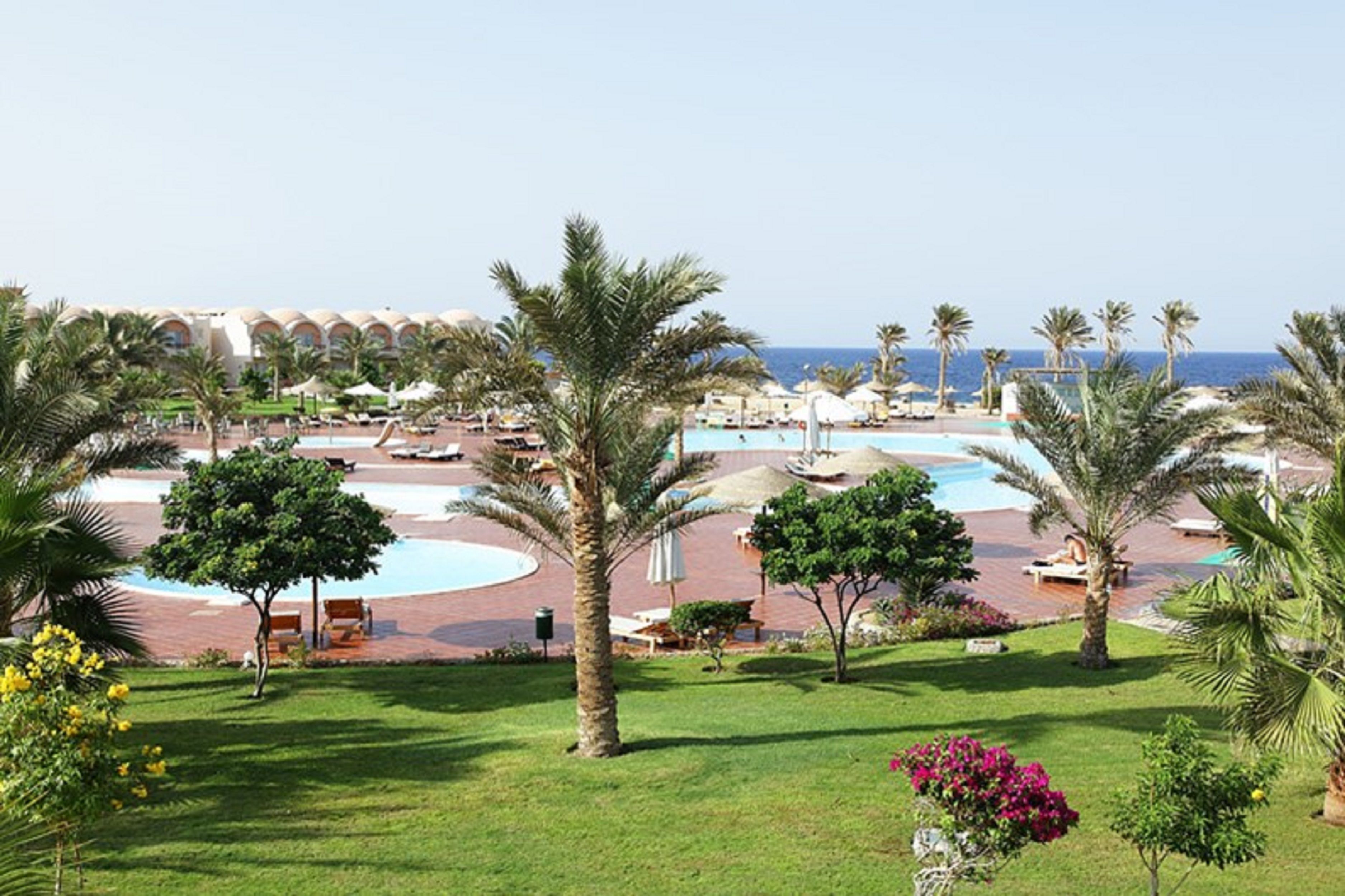 4 개의 야외 수영장, 수영장 파라솔, 일광욕 의자