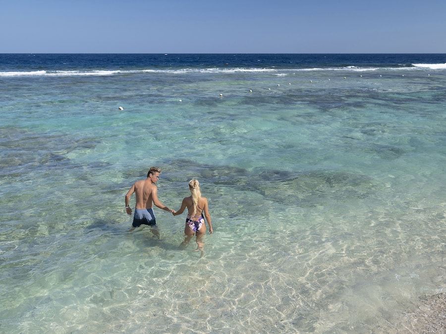 Privatstrand, Liegestühle, Sonnenschirme, Strandtücher