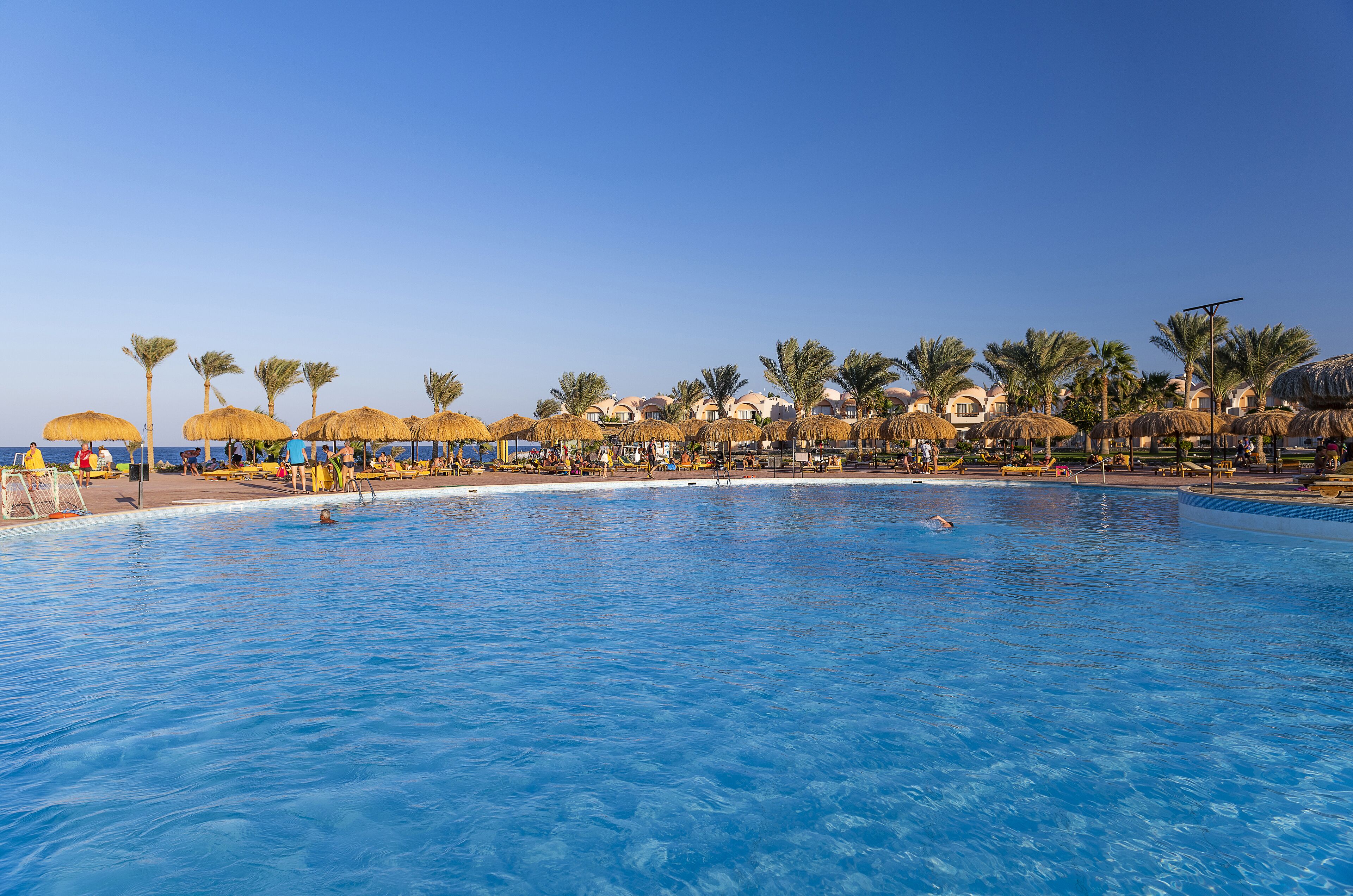 4 udendørs pools, parasoller, liggestole