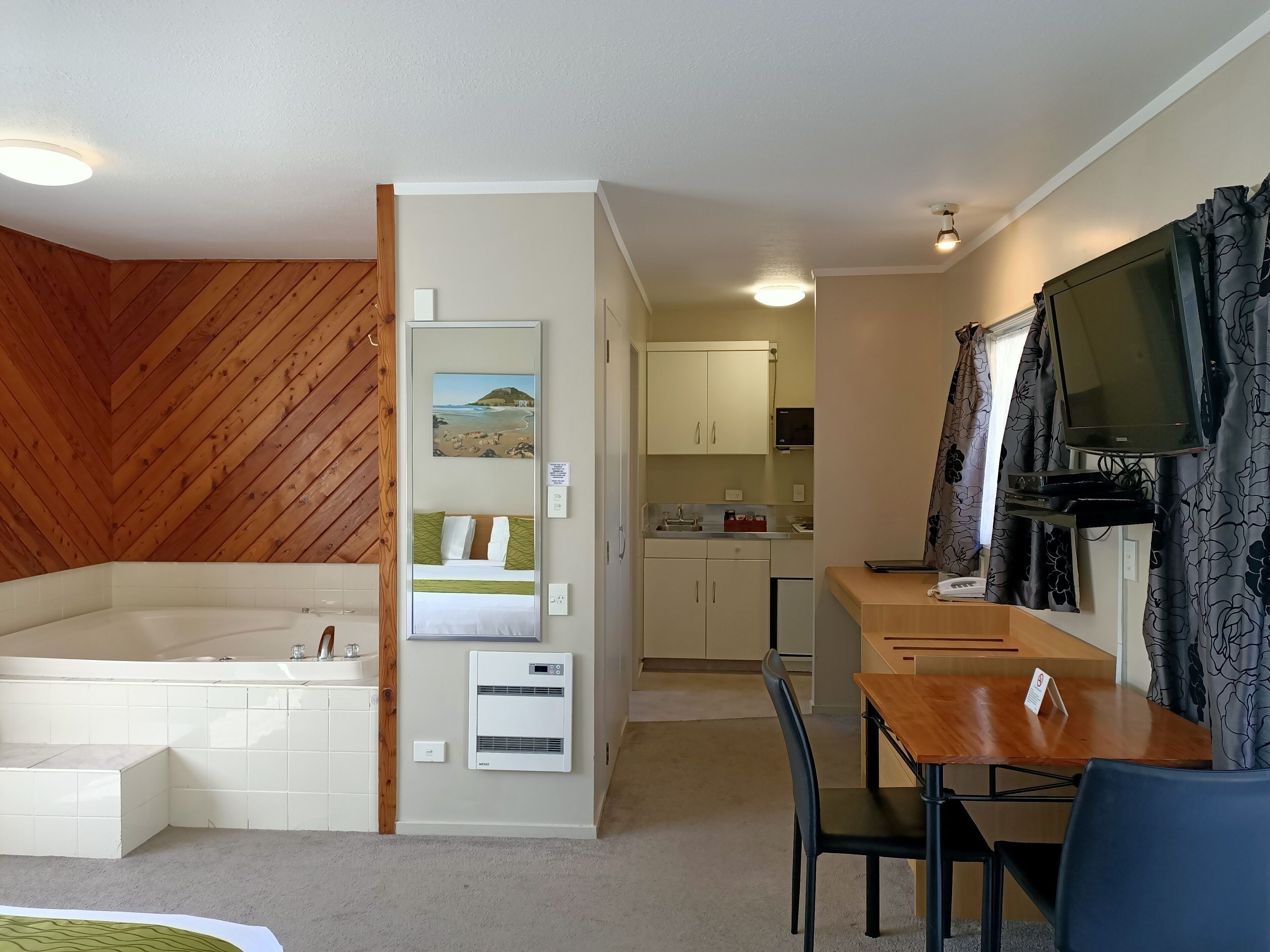 Iron/ironing board, free WiFi, bed sheets