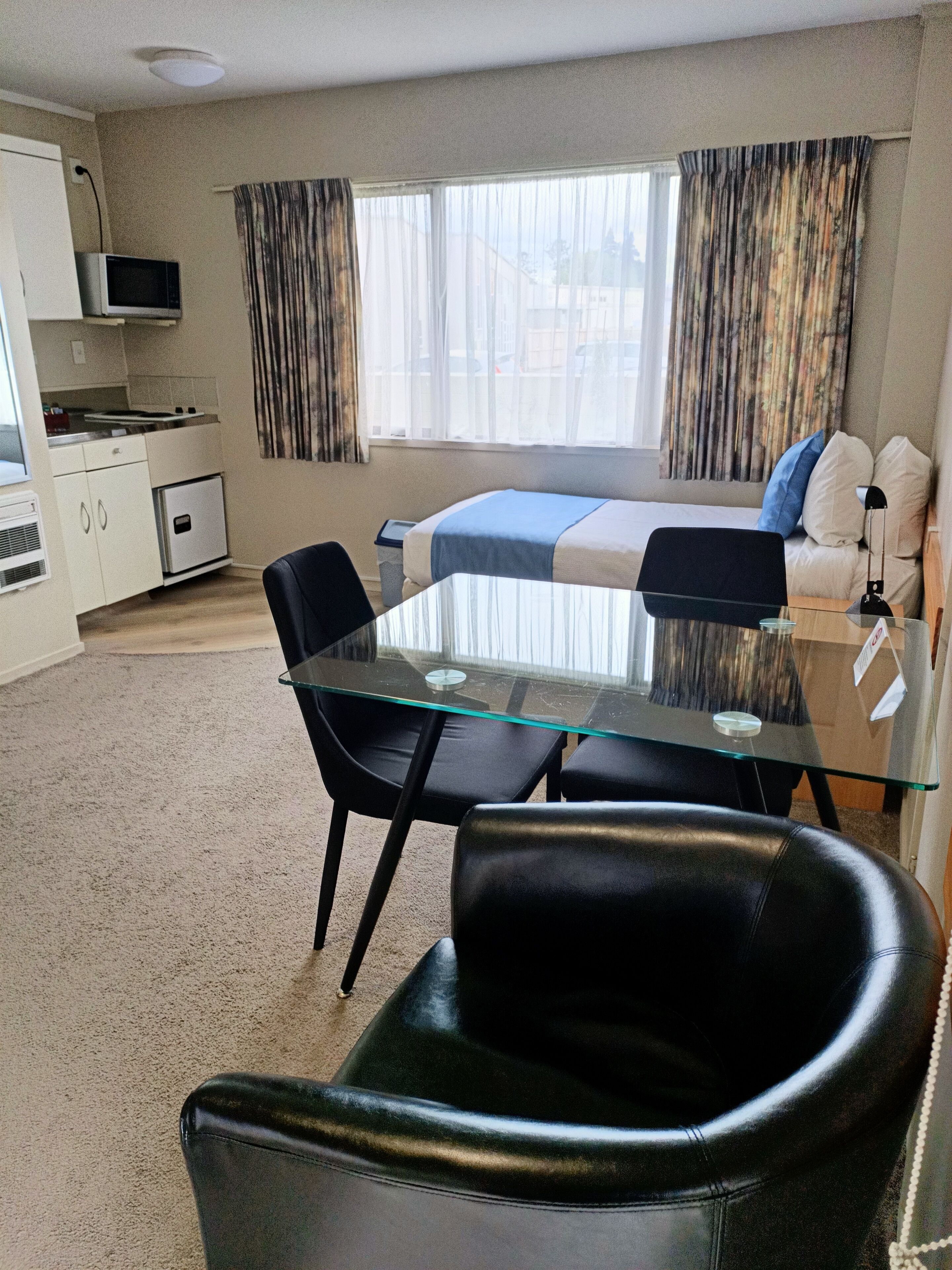Quarto luxo, 1 quarto, para não fumantes | Área de estar | TV de tela plana 32 polegadas com canais a cabo, TV