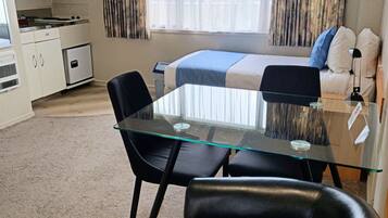 Quarto luxo, 1 quarto, para não fumantes | Área de estar | TV de tela plana 32 polegadas com canais a cabo, TV