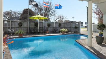 Una piscina al aire libre