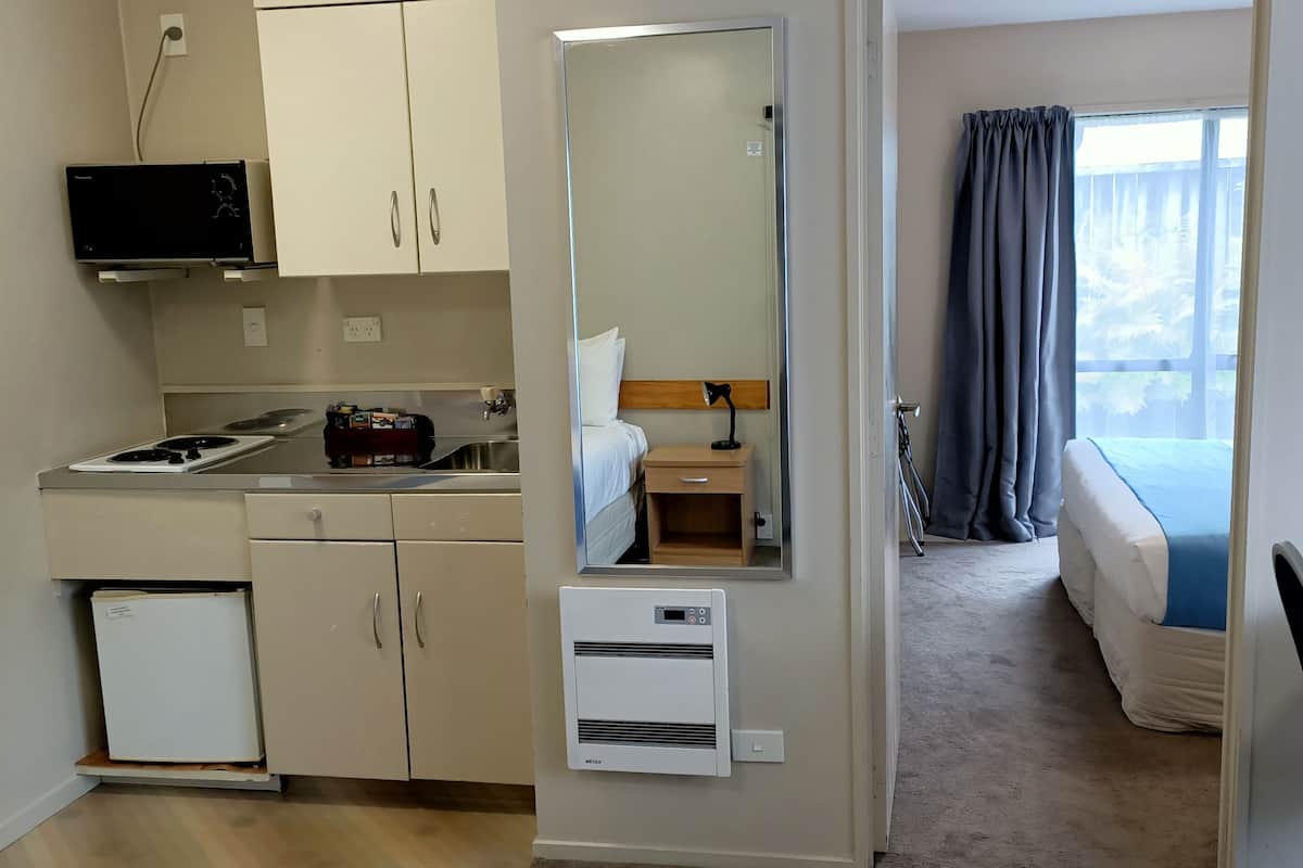 10. Deluxe One Bedroom | Private kitchen | Fridge, microwave, coffee/tea maker, cookware/dishes/utensils