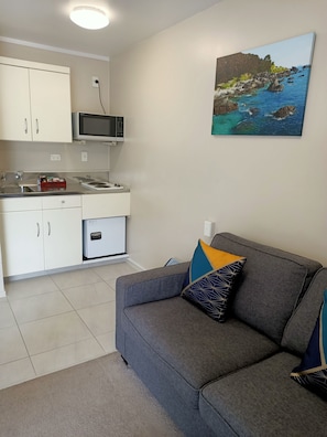 Habitación | Cocina básica privada | Frigorífico, microondas, cafetera o tetera y utensilios de cocina