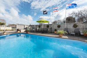 Una piscina al aire libre