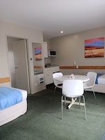 Quarto família, 1 quarto | Área de estar | TV de tela plana 32 polegadas com canais a cabo, TV