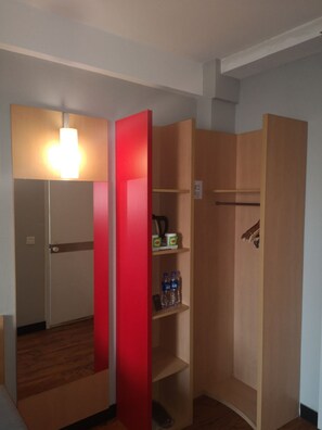 Schreibtisch, laptopgeeigneter Arbeitsplatz, Bügeleisen/Bügelbrett