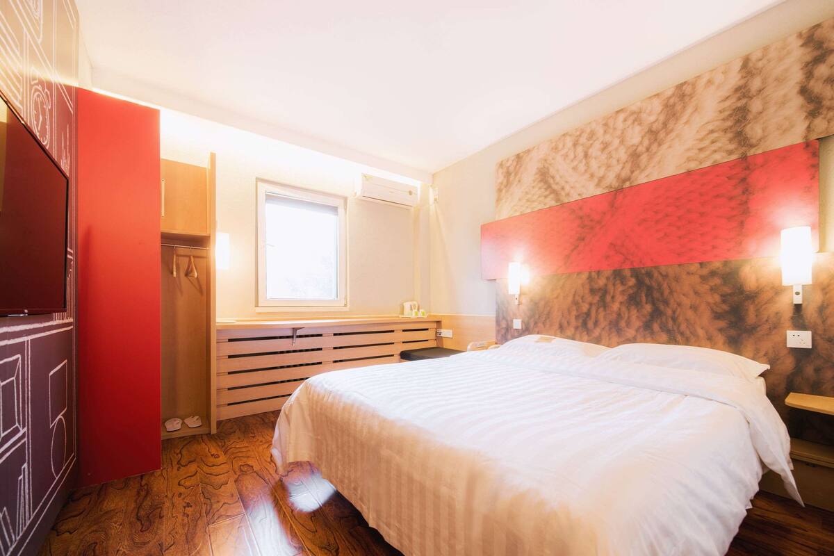 Desk, laptop workspace, iron/ironing board, free WiFi