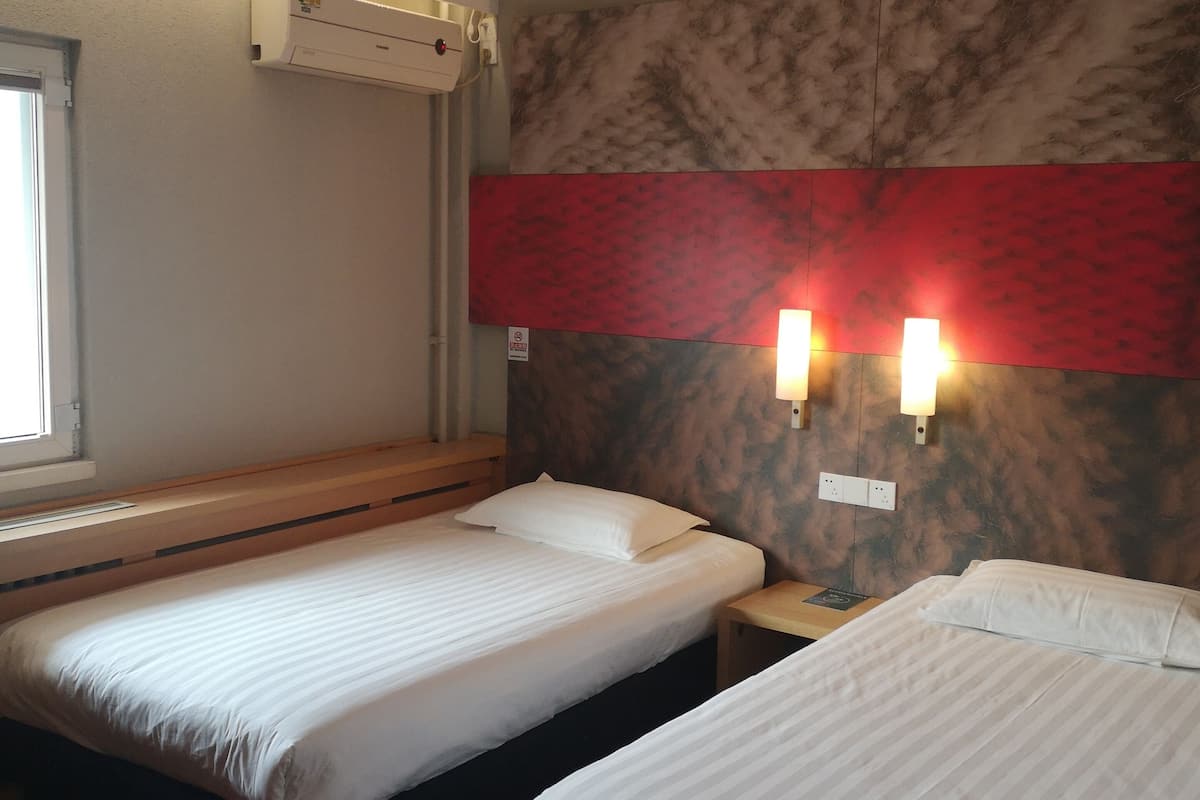 双床房 | 办公桌、笔记本电脑工作区、熨斗/熨板、免费 WiFi