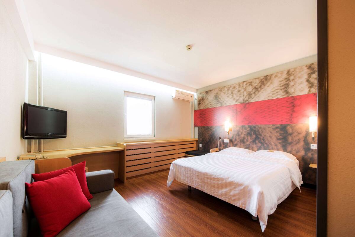 Desk, laptop workspace, iron/ironing board, free WiFi