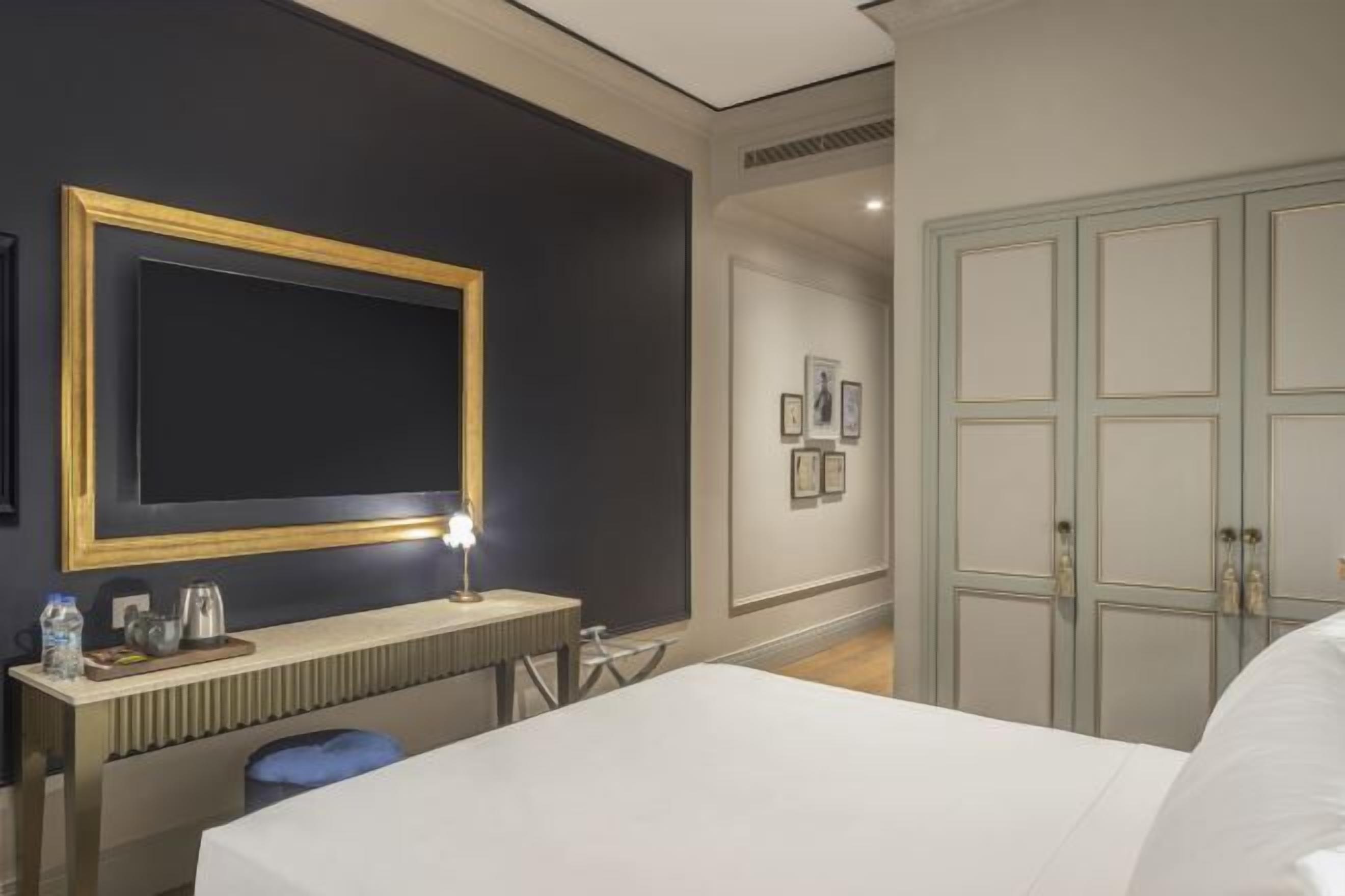Egyptian cotton sheets, premium bedding, down duvets, in-room safe