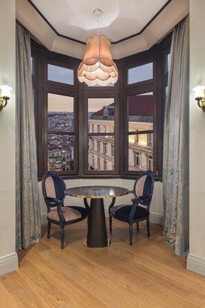 Suite Junior, 1 très grand lit, en coin (View) | Draps en coton égyptien, literie de qualité, couette en duvet, minibar