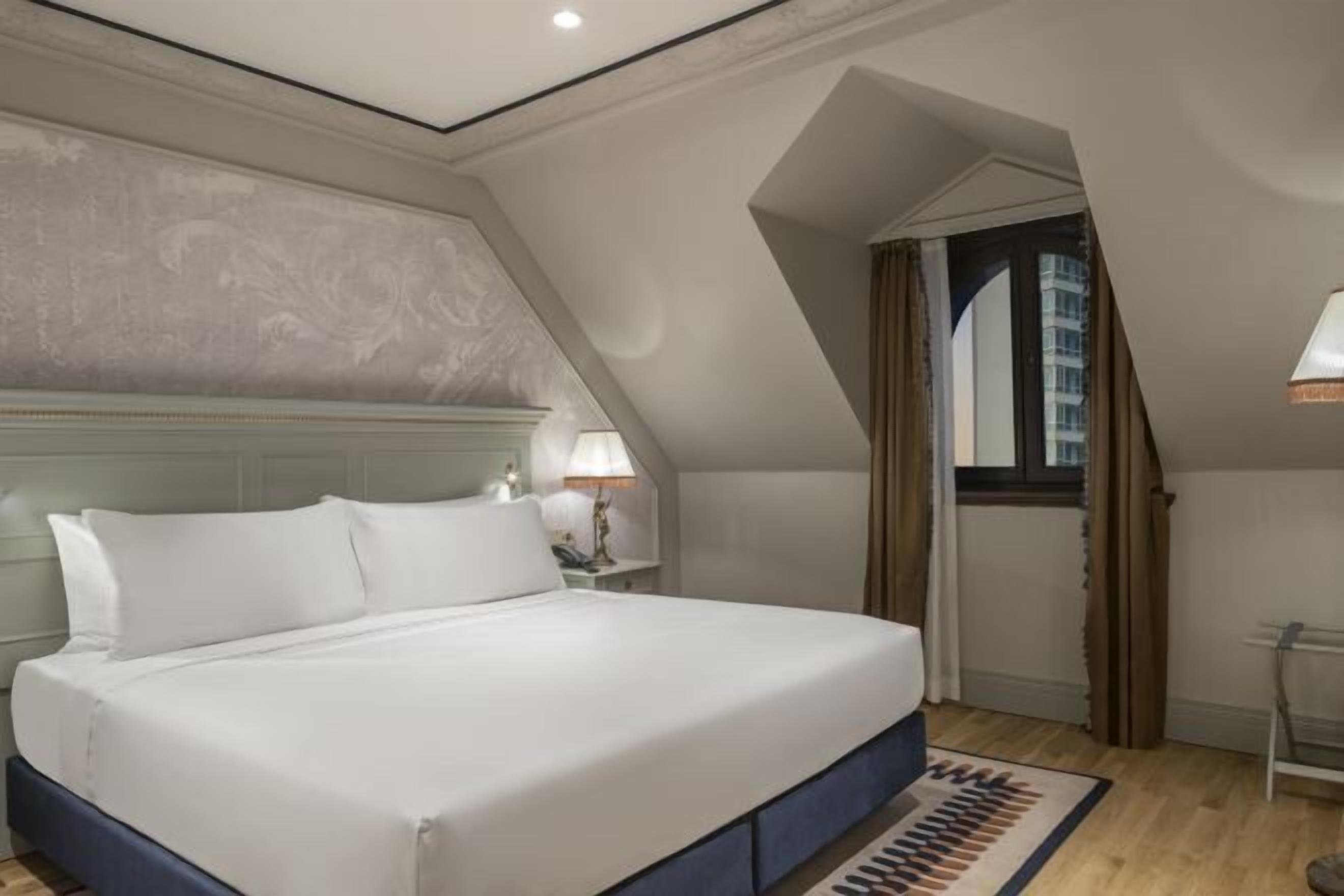 Egyptian cotton sheets, premium bedding, down duvets, minibar