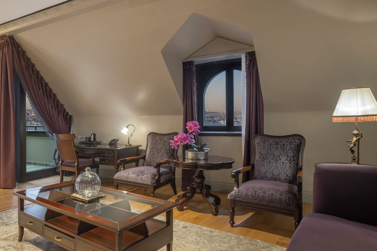 Royal Suite, 1 King Bed, Sea View | Living area | 40-inch LED TV with digital channels, TV