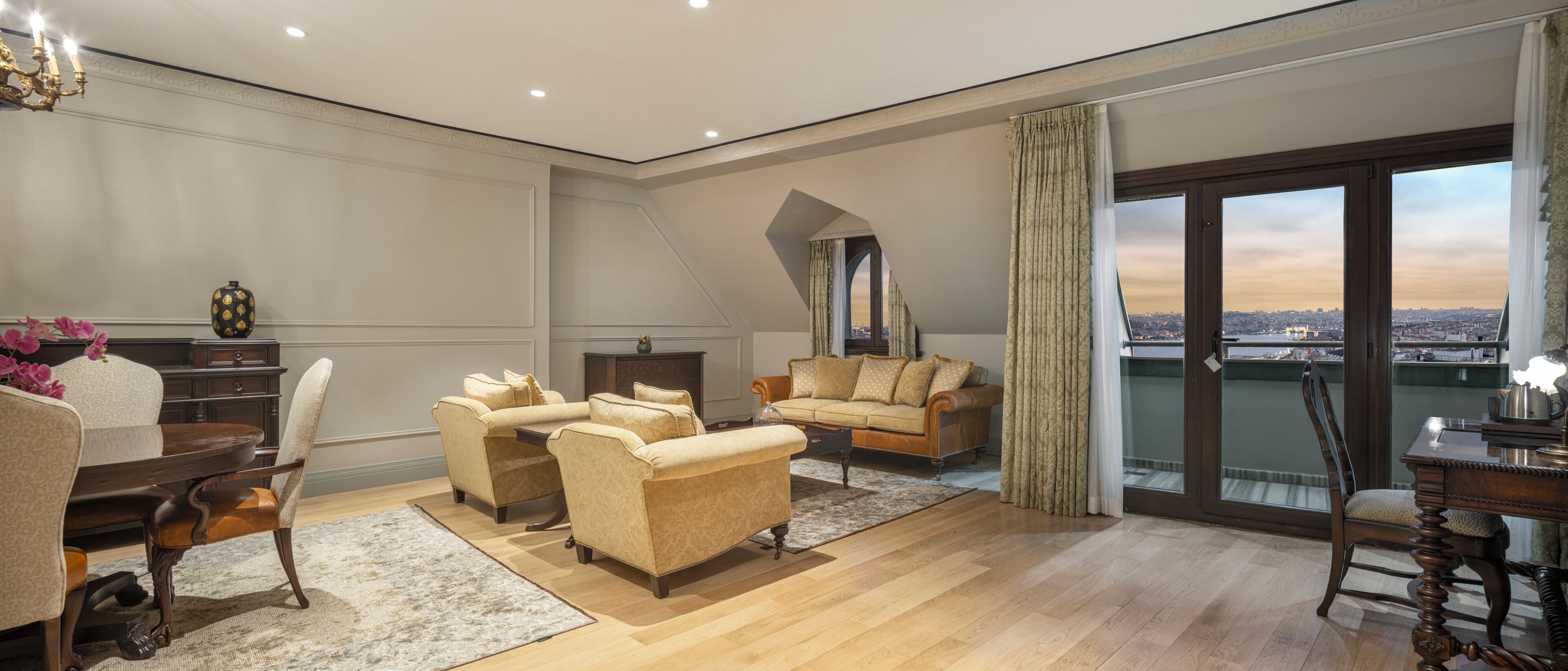 Phòng Suite, 1 giường cỡ king, quang cảnh biển (Pasha) | Khu phòng khách | TV LED 40-inch có truyền hình kỹ thuật số, TV 