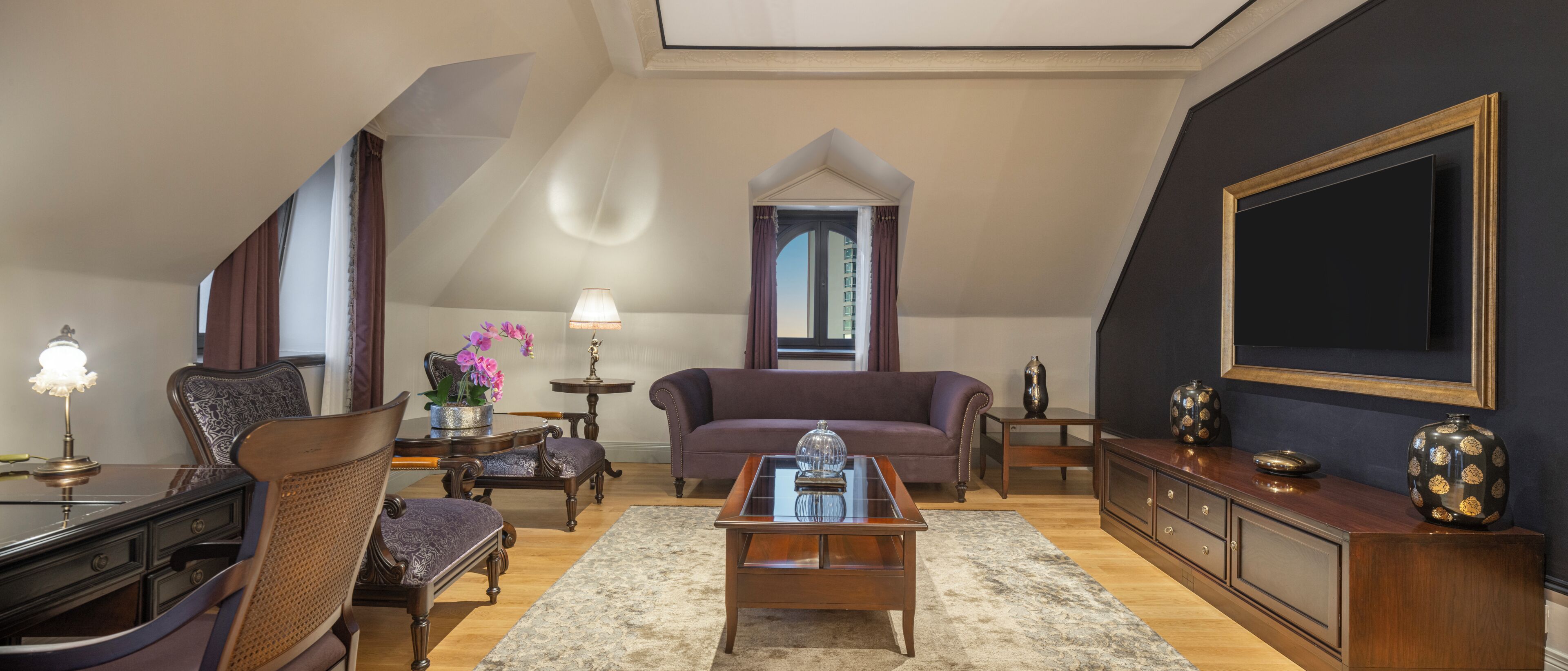 Phòng Suite Royal, 1 giường cỡ king, quang cảnh biển | Khu phòng khách | TV LED 40-inch có truyền hình kỹ thuật số, TV 