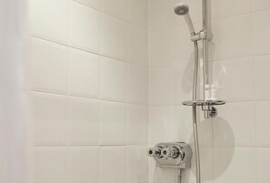 Free toiletries, hair dryer, towels - Palm Court Hotel (Scarborough)