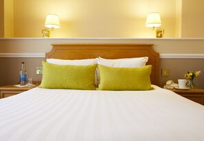 Sengetøy av topp kvalitet, skrivebord og blendingsgardiner